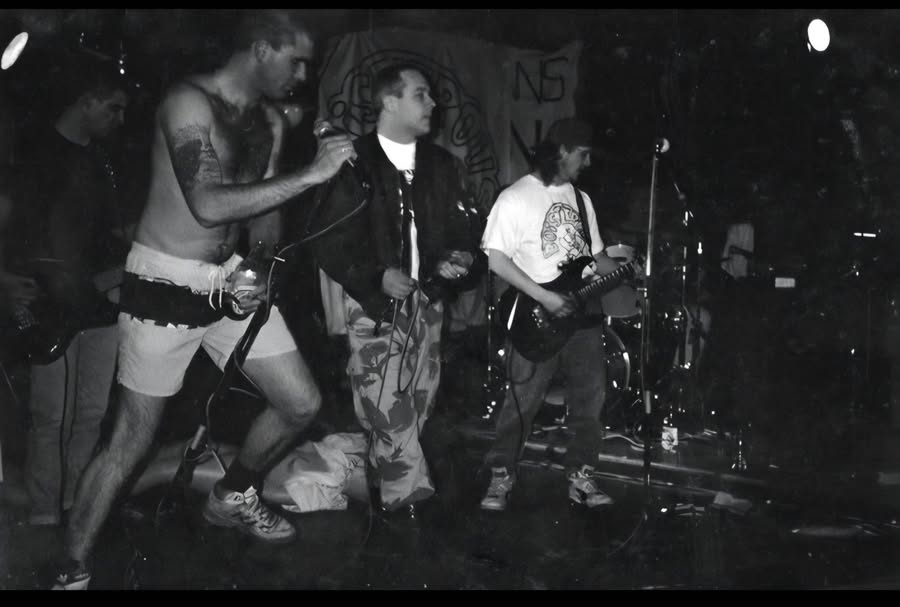 Army & Navy Hotel, Chelmsford, principios de los años 90. En el cartel aparecen Pressure 28, Boisterous, Argy Bargy y Another Man's Poison. Durante la actuación, Boisterous interpretó una versión de “Teenage Slag”, con apoyo vocal de Kev, de Condemned 84.